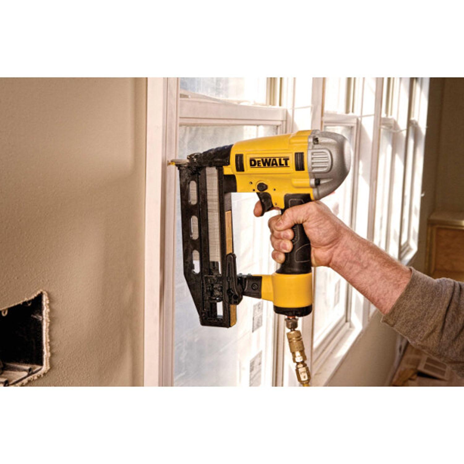 20V MAX 1/4" Impact Driver Battery And Charger Kit