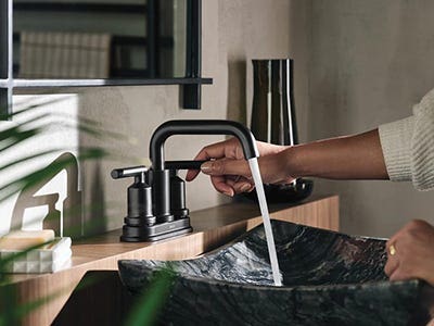 Robinets de salle de bain et pommeaux de douche  Image
