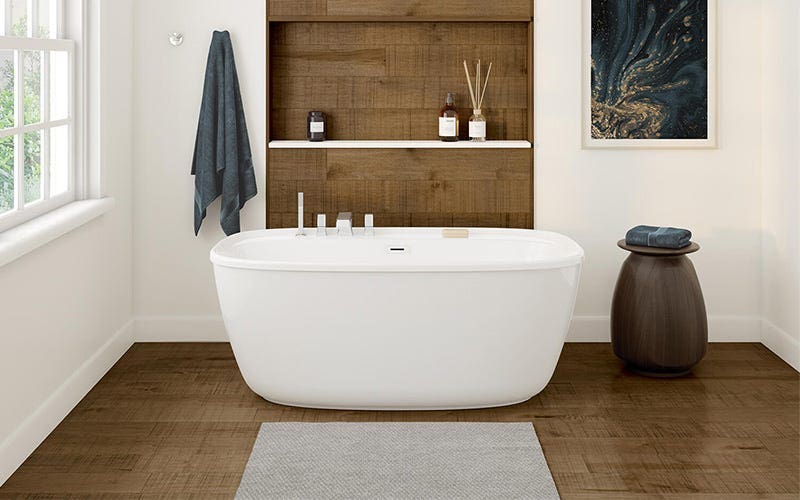 Une baignoire blanche sur un plancher en bois poli, créant une atmosphère sereine et accueillante de salle de bain.