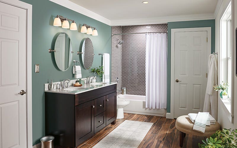 Une salle de bain propre avec une baignoire blanche et un évier moderne contre un mur neutre.